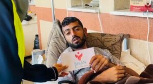 إحسان للإغاثة الإنسانية تقدم مساعدات مالية للجرحى في مستشفى ناصر الطبي
