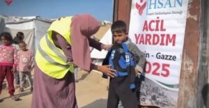 إحسان للإغاثة الإنسانية توزع كسوة الشتاء على الأطفال في جنوب قطاع غزة المحاصر