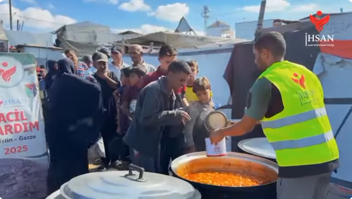 إحسان للإغاثة مستمرة بتوزيع الوجبات جنوب قطاع غزة