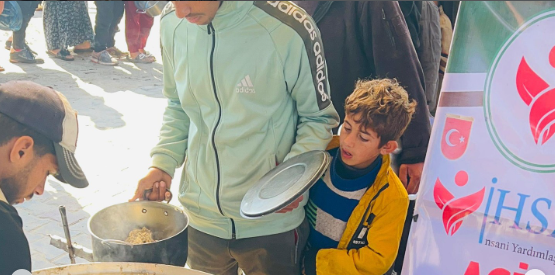 تكية إحسان الخيرية الثانية تقدم وجبات للنازحين في الخيام