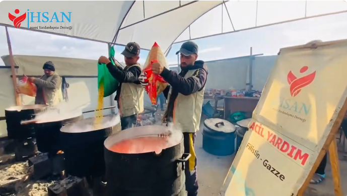 تقديم الوجبات الاثنين 30 كانون الأول عبر تكية إحسان الخيرية الثانية