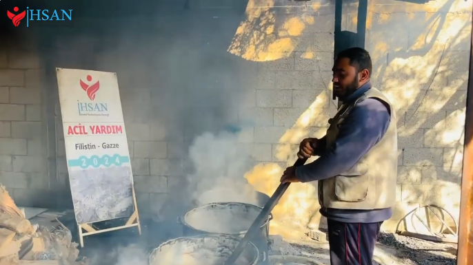 تستمر احسان بتقديم الوجبات اليومية على النازحين في دير البلح