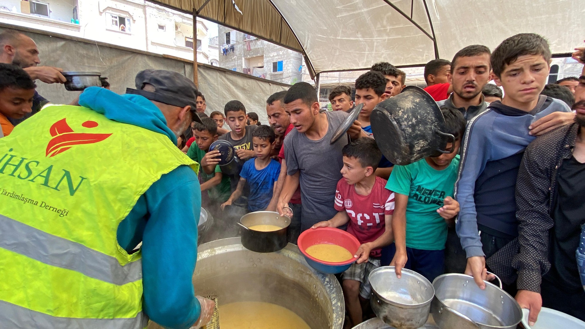 تقديم وجبات يومية لمئات العائلات النازحة في جنوب القطاع