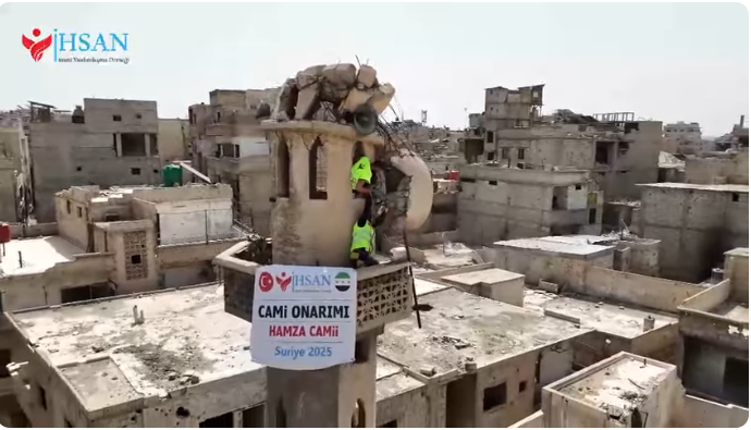 أكملت جمعية إحسان للإغاثة الإنسانية في تركيا ترميم مئذنة جامع سيدنا حمزة في مخيم اليرموك