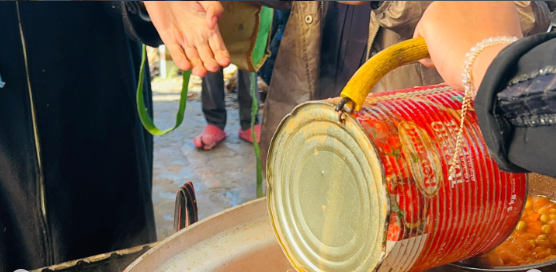 توزيع وجبات لأهلنا النازحين في الخيام جنوبي القطاع الاثنين 16 كانون