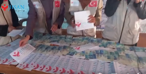 إحسان للإغاثة الإنسانية تقدم مبالغ لعدد من العائلات جنوبي القطاع