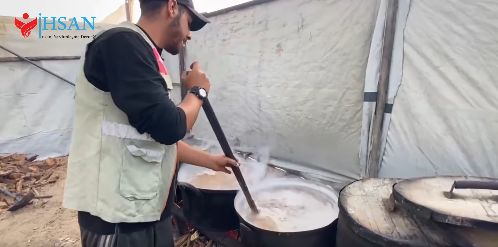 عمل تكية إحسان الخيرية الأولى جنوبي القطاع يوم الخميس 12 كانون الأول