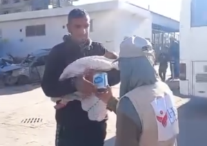 توزيع حليب الأطفال على الأمهات النازحات في مشفى ناصر الطبي وما حوله