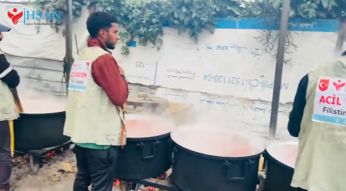 إحسان للإغاثة الإنسانية تستمر بتقديم الوجبات جنوب قطاع غزة 29-11-2024
