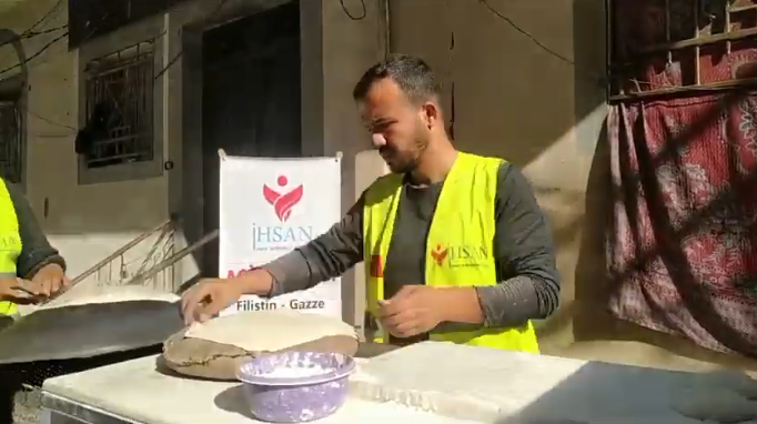 تقديم خبز الصاج لأهلنا النازحين في شمالي قطاع غزة