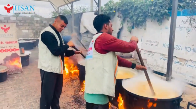 إحسان للإغاثة الإنسانية تقدم وجبات الطعام في تكيتها الأولى جنوب القطاع