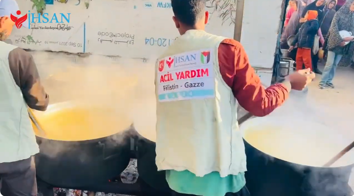 تكيّات إحسان للإغاثة الإنسانية جنوب غزة تستمر بتقديم الوجبات