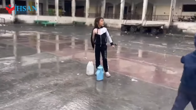 إحسان للإغاثة الإنسانية توزع مياه الشرب المفلترة للنازحين شمال القطاع