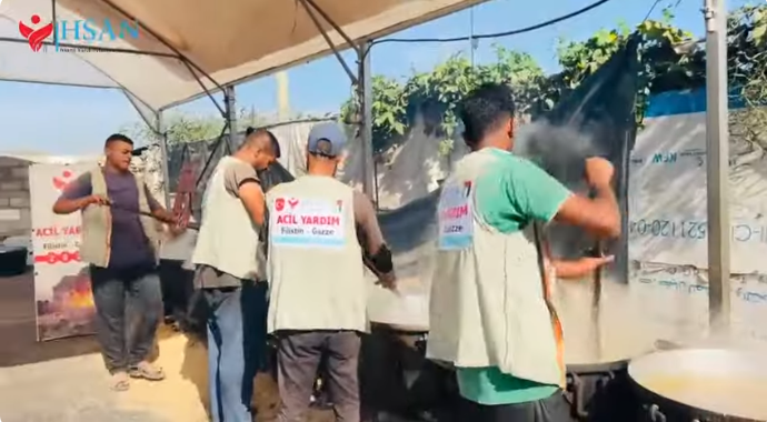 تستمر إحسان للاغاثة الإنسانية بتقديم الوجبات للنازحين والمتضررين جنوب قطاع غزة