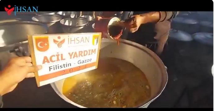 في 16 نوفمبر تقدم تكية إحسان للإغاثة الإنسانية 2 الوجبات للنازحين