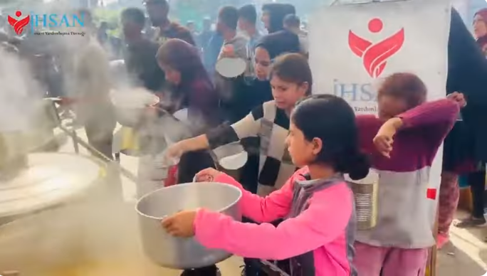  تكيات إحسان للإغاثة الإنسانية مستمرة بتقديم الطعام في غزة