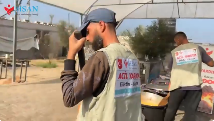 إحسان لإغاثة الإنسانية مستمرة بتقديم وجبات الطعام للعائلات في الخيام ومراكز الإيواء