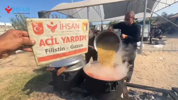 13 نوفمبر.. تستمر إحسان للاغاثة الإنسانية بتقديم وجبات الطعام جنوب غزة