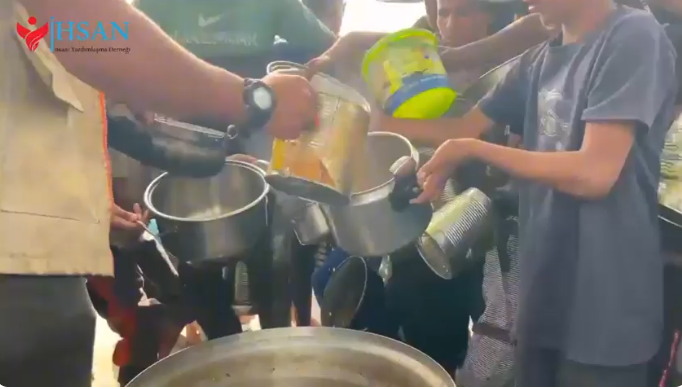 إحسان للإغاثة تلعب دوراً حيوياً في تقديم المساعدة الغذائية في جنوب قطاع غزة المتأثر بالمجاعة