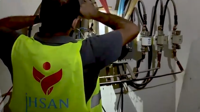 توصيل كابلات كهرباء لتزويد المدرسة بالكهرباء ضمن حزمة برامج الاستجابة العاجلة