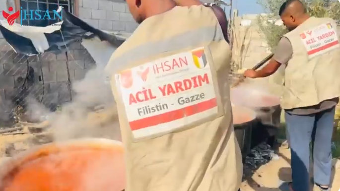 تقديم وجبات الطعام الساخنة للنازحين جنوب قطاع غزة في ظل المجاعة