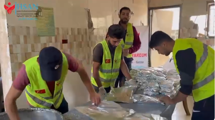 تقديم وجبات الطعام الساخنة لإخواننا النازحين من شمال قطاع غزة