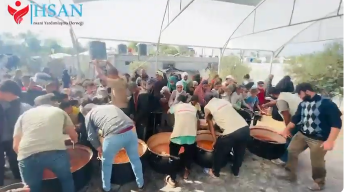 إحسان للإغاثة الإنسانية توفر وجبات الطعام الساخنة للنازحين جنوب غزة