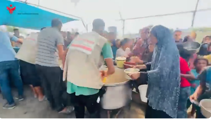 إحسان للإغاثة الإنسانية تقدم وجبات الطعام الساخنة للنازحين والمتضررين جنوب قطاع غزة