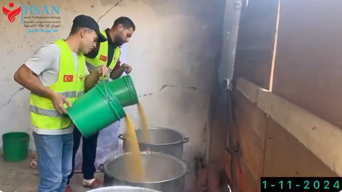 توزيع الوجبات الساخنة في شمال قطاع غزة المحاصر