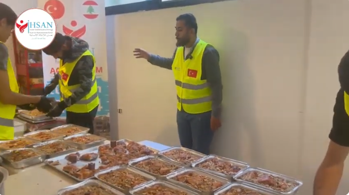 إحسان للإغاثة الإنسانية تقدم مئات الوجبات للنازحين من جنوب لبنان