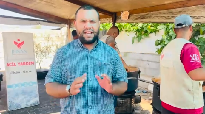 تقديم وجبات الطعام الساخنة في مواصي خانيونس جنوب قطاع غزة