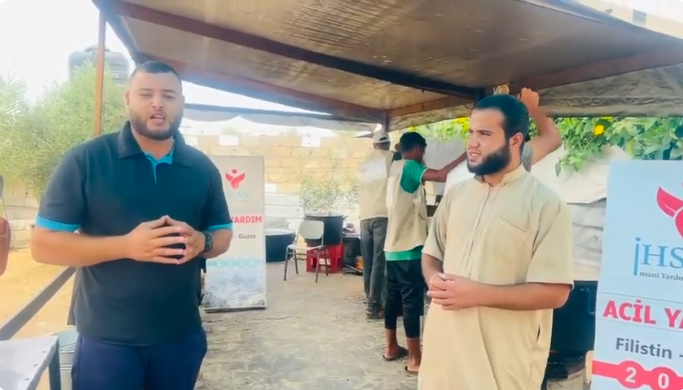 إحسان للإغاثة تقدم وجبات ساخنة يومية للنازحين والمتضررين جنوب القطاع