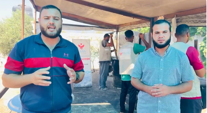 توزيع الوجبات في مواصي خانيونس مستمر مع مؤسسة إحسان للإغاثة الإنسانية