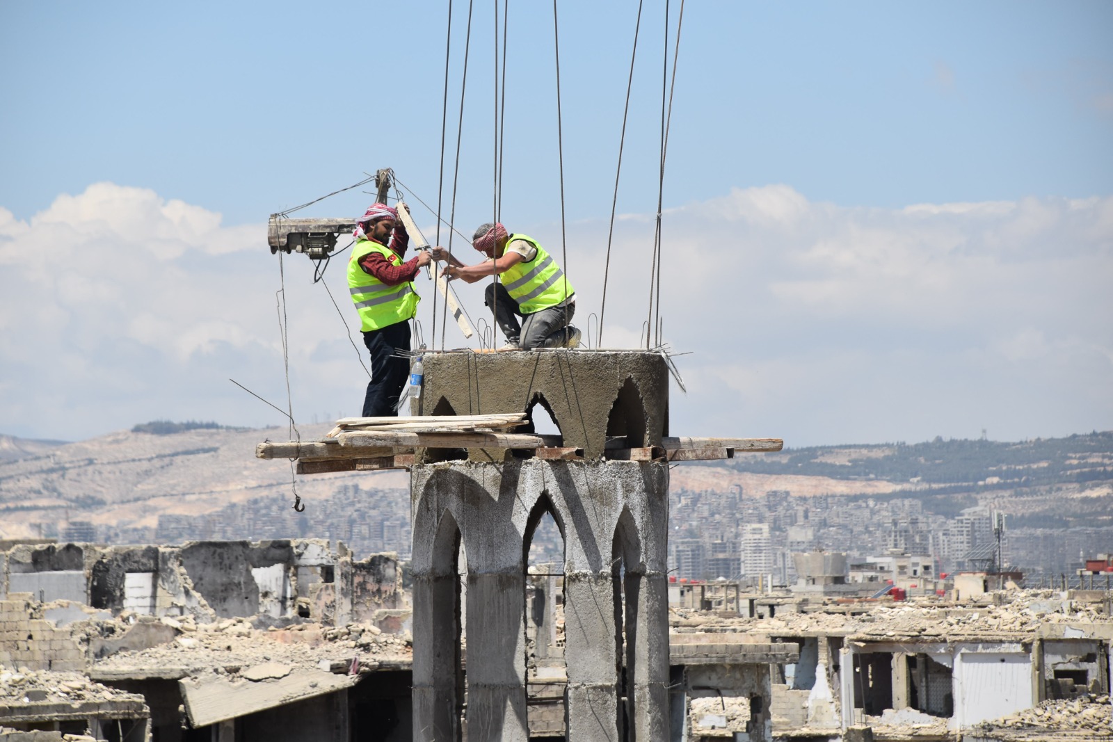 استمرار أعمال الترميم لمئذنة مسجد حمزة بن عبد المطلب بمخيم اليرموك