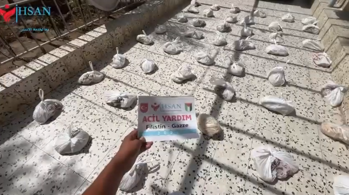 توزيع ربطات الخبز في شمال قطاع غزة