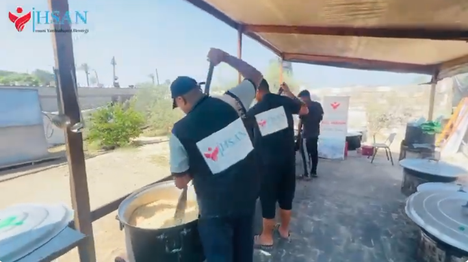 إحسان للإغاثة الإنسانية تستكمل توزيع الوجبات الساخنة جنوب القطاع