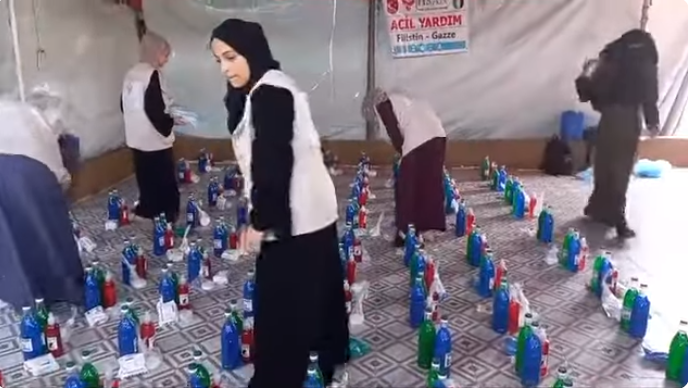 تجهيز الطرود الصحية لتوزيعها على الأسر النازحة جنوب القطاع