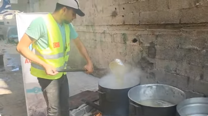 إعداد الطعام لصالح الأسر النازحة المحاصرة شمال قطاع غزة