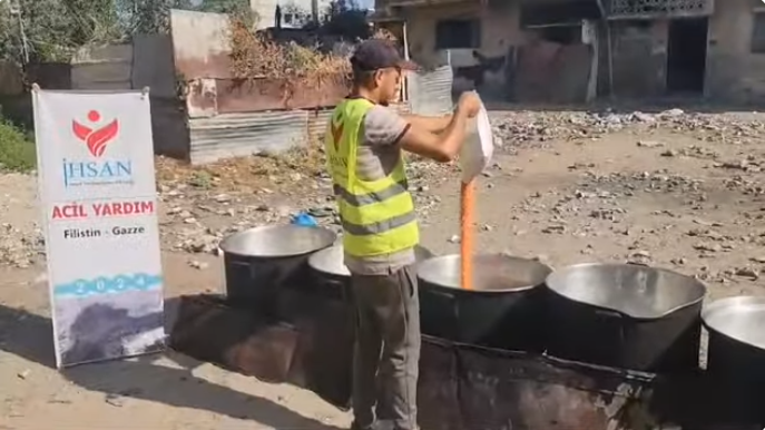 توزيع الوجبات الغذائية على أهلنا شمال قطاع غزة المحاصر