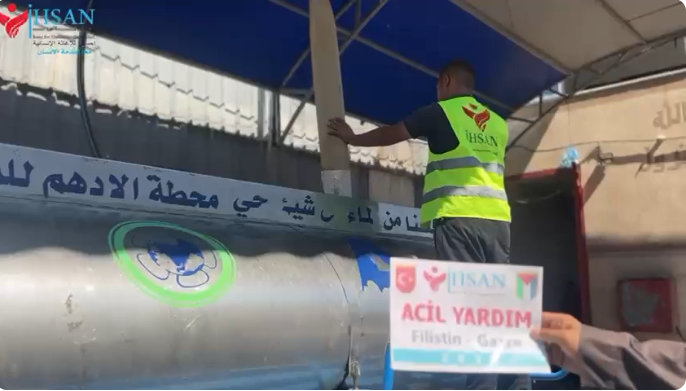 توزيع المياه المفلترة للنازحين والمتضررين شمال قطاع غزة 2/9//2024