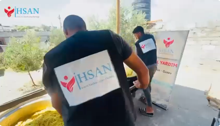 تقديم الوجبات للمتضررين النازحين في مواصي خانيونس 29 أغسطس 2024