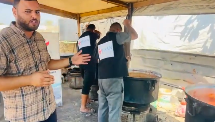 تقديم وجبات الطعام اليومية في جنوب قطاع غزة 26 آب