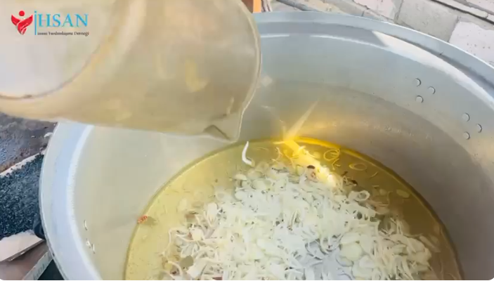 توزيع وجبات للمتضررين النازحين جنوب قطاع غزة المحاصر 20/8/2024