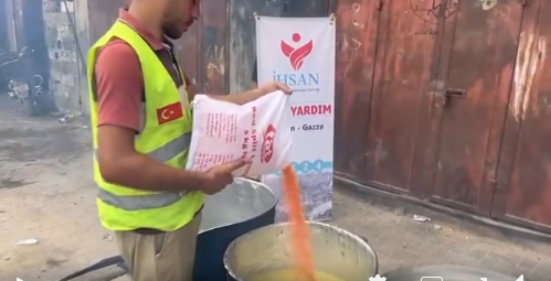 توزيع الوجبات على أهلنا في شمال قطاع غزة المحاصر 17/8/2024