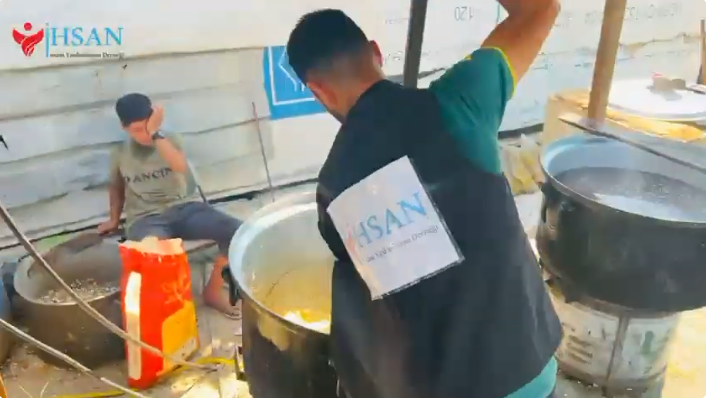 توزيع وجبات الطعام الساخنة في مواصي خانيونس 15-8-2024