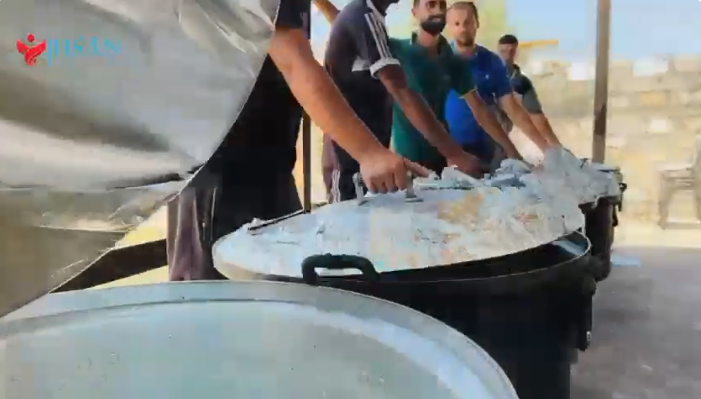 إحسان للإغاثة الإنسانية توزع وجبات ساخنة للنازحين والمتضررين جنوب غزة