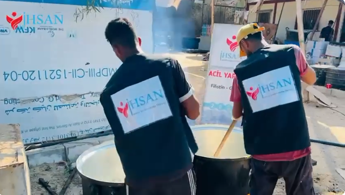 إحسان للإغاثة الإنسانية تقدم بشكل يومي الوجبات الساخنة للمتضررين النازحين جنوب قطاع غزة