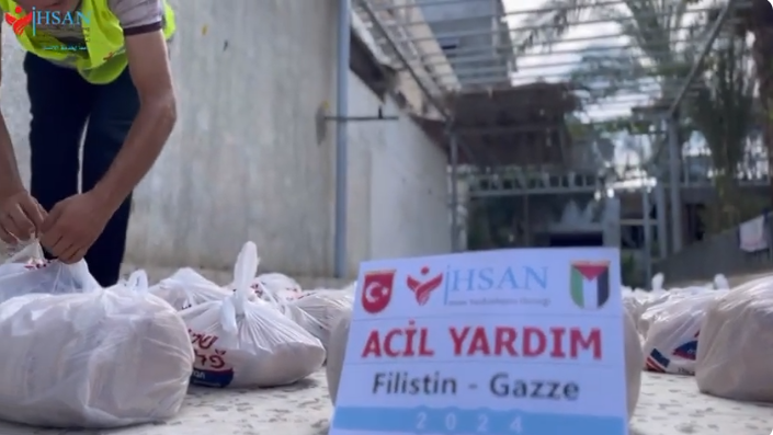 توزيع ربطات الخبز البلدي على النازحين شمال قطاع غزة