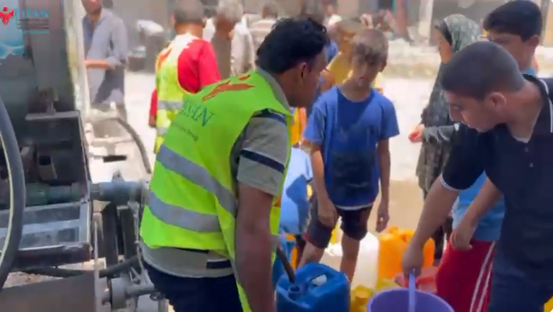 توزيع المياه المفلترة للنازحين والمتضررين شمال قطاع غزة