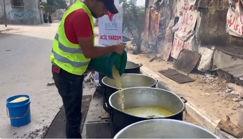 تكية إحسان للإغاثة الإنسانية تستمر بتقديم وجبات الطعام في 27\7\2024 شمال غزة